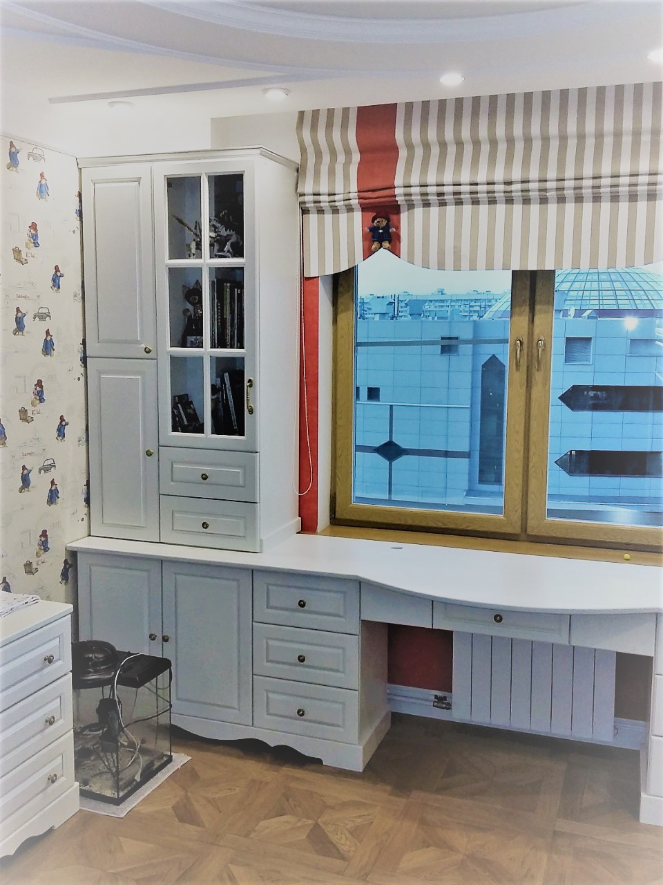 встроенный письменный стол на подоконнике полосатая лошадка