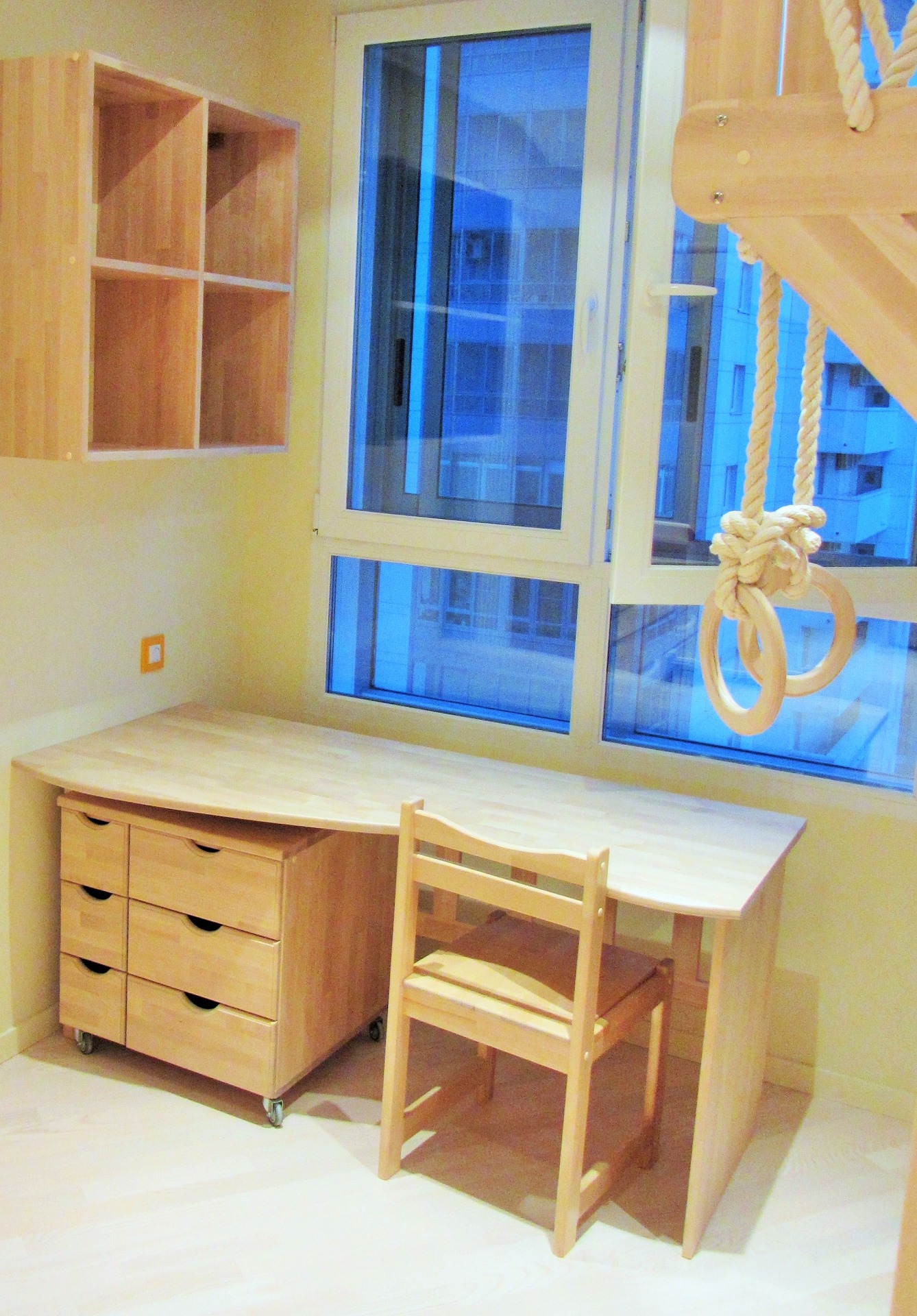 детский письменный стол из дерева с выкатной тумбой полосатая лошадка