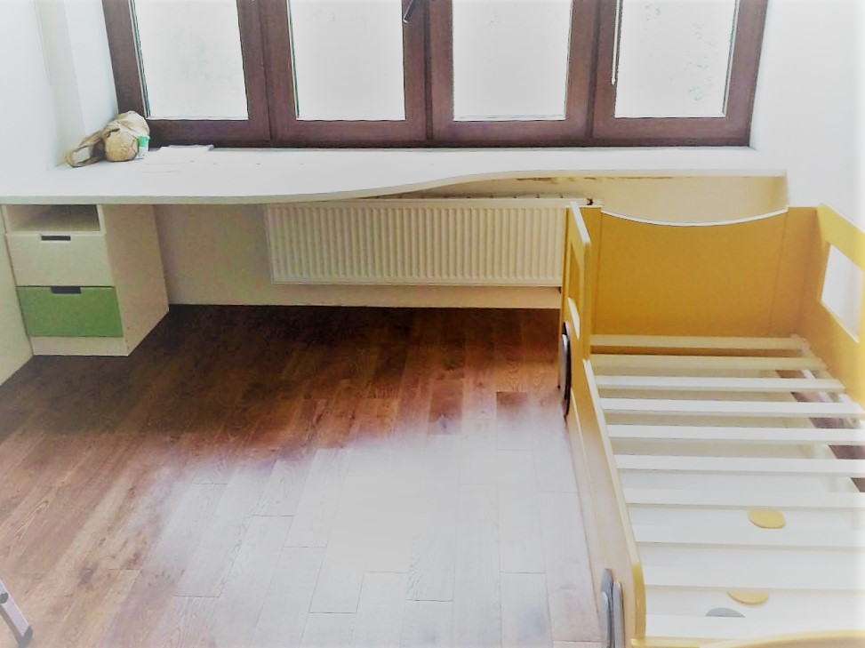 письменный стол часть подоконника полосатая лошадка